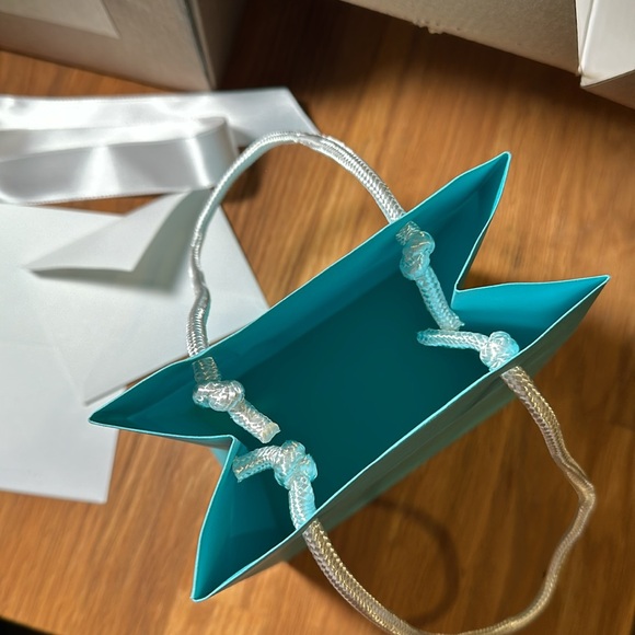 Tiffany packaging: blue box, gift card, envelope, ribbon, bag and shipping box - Picture 7 of 11
